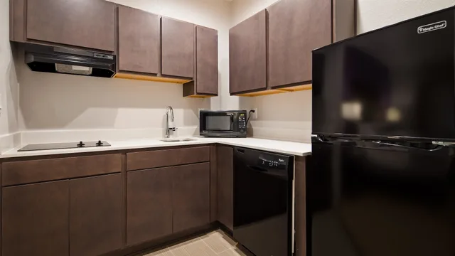غرفة قياسية بسرير كينج بمطبخ صغير، Best Western Plus Buda Austin Inn and Suites 8/8