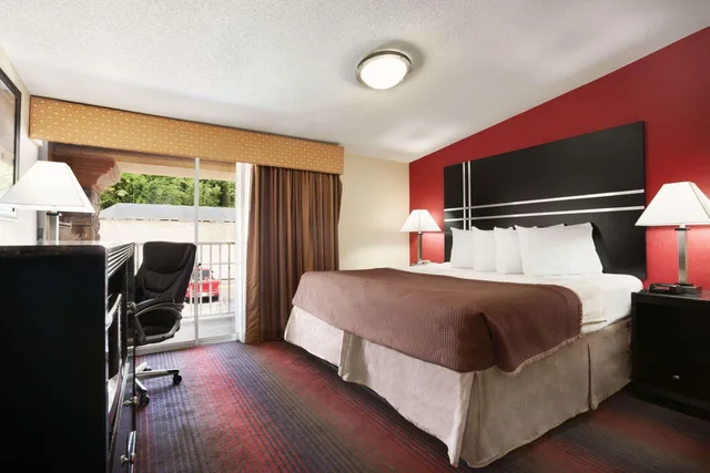 غرفة بسرير كينج للمدخنين، Howard Johnson by Wyndham North Plainfield 2/2