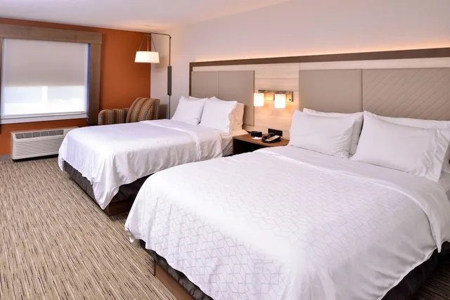 Standard, 2 Queen Beds, Holiday Inn Express Hotel And Suites Arcata Eureka Airport Area 1/7
