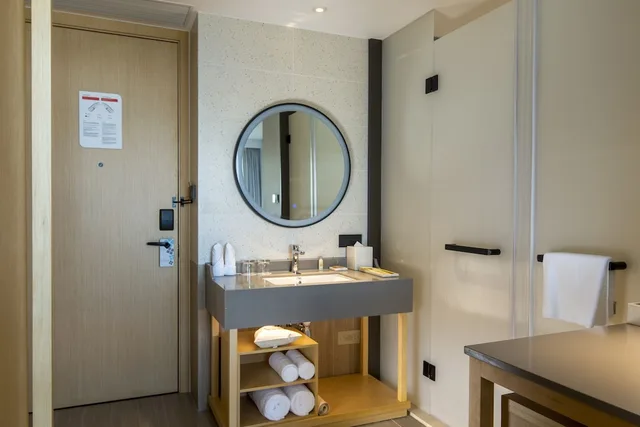 Room, King Bed, Hilton Garden Inn Zhuhai Hengqin Sumlodol Park 7/9