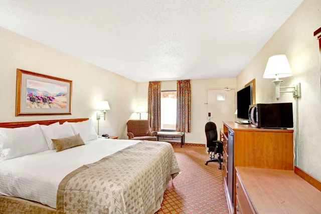 غرفة بسرير كينج، Ramada By Wyndham West Memphis 1/1