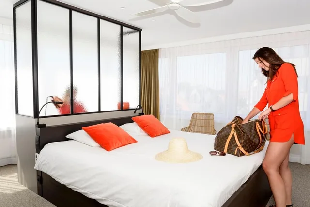 جناح جونيور، Hotel Nelson 1/6