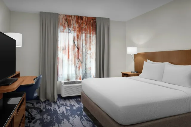 غرفة بسرير كينج لذوي الإعاقة، Fairfield Inn Suites Fayetteville North 1/6
