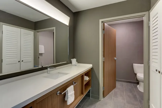 غرفة بسرير كينج لذوي الإعاقة، Courtyard Lexington South/Hamburg Place 3/3