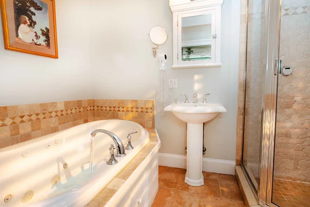 Room, King Bed, Resort View, Private Bathroom، The Provincetown Hotel at Gabriel's 1/1