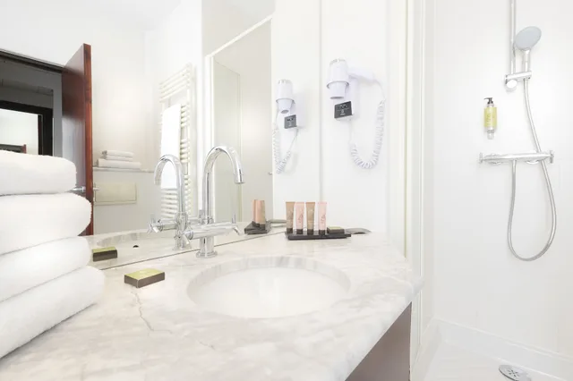 غرفة عائلية بسرير مزدوج وسريرين منفصلين، Montfleuri Hotel 10/11