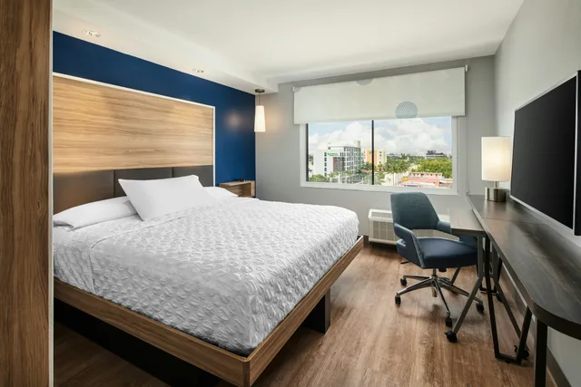 غرفة بسرير كينج لذوي الإعاقة، Tru By Hilton Fort Lauderdale Airport 2/3