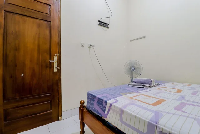 Standard, Double Bed, with Fan، Penginapan Barokah by ZUZU 1/10