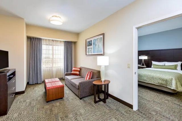 جناح بغرفتي نوم بمطبخ، Staybridge Suites College Station 1/4