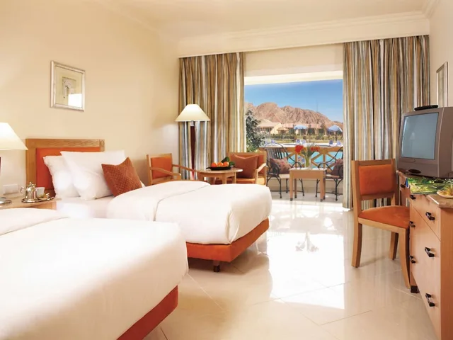 غرفة كلاسيكية بسريرين منفصلين بإطلالة على المسبح، Movenpick Taba 9/10
