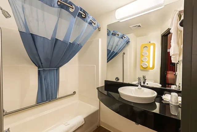غرفة ديلوكس بسريرين كوين بمطبخ صغير، Motel6 Moosomin, SK 7/9