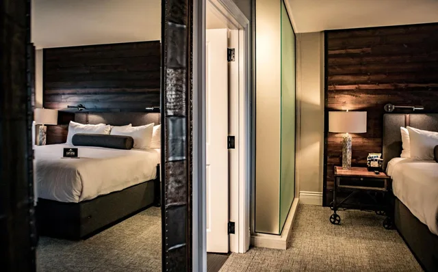 جناح بسرير كينج مع أريكة، Ironworks Hotel 6/6