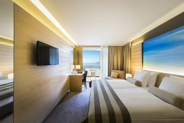 غرفة سوبيريور بسريرين منفصلين بإطلالة على البحر، Hotel Excelsior 2/4