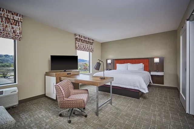 جناح استوديو بسرير كينج، Hampton Inn and Suites Roseburg 1/4