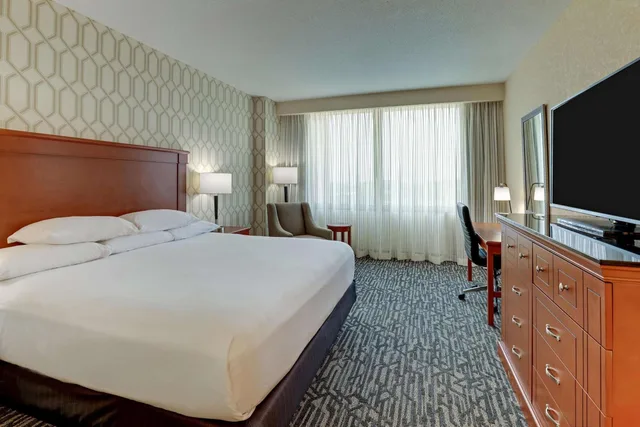 غرفة ديلوكس بسرير كينج في طابق مرتفع، Drury Plaza Hotel Nashville Franklin 1/3