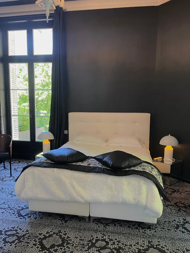 غرفة بسرير كوين بشرفة، Art Hotel Rochecorbon 2/2
