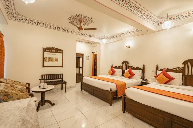 غرفة عائلية، Hotel Umaid Residency 1/3