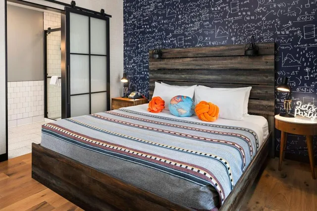 Specialty, Suite, King Bed, Large، Moxy Madison Downtown 1/3