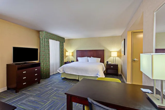 جناح استوديو بسرير كينج مع أريكة، Hampton Inn Suites Merced 2/9
