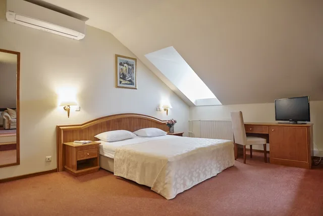 غرفة عائلية بسريرين منفصلين مع أريكة، Hotel Lovran 1/4