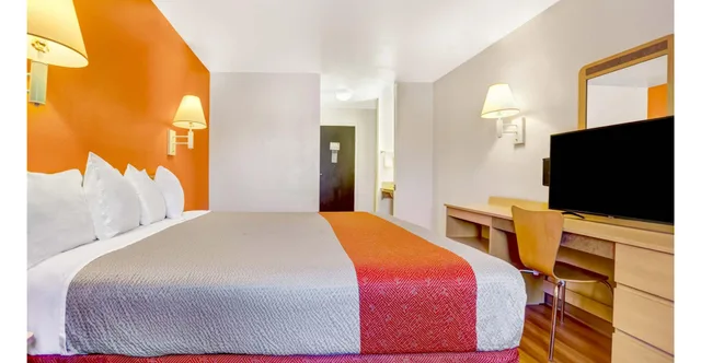 1 King Bed - Non-Smoking, Micfridge، Motel6 Espanola, NM 1/7