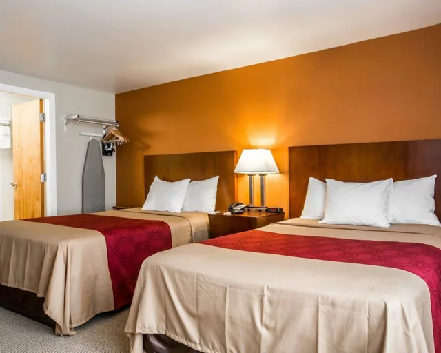 غرفة قياسية بسريرين مزدوجين، Econo Lodge Lakes Region 1/4