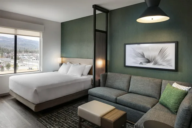 غرفة بسرير كينج بإطلالة على الجبل مع أريكة، Hyatt Place Post Falls/Coeur D'Alene 2/4