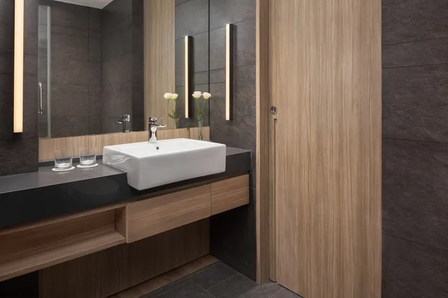 غرفة تنفيذية بسرير كينج مع أريكة، Courtyard Phnom Penh 9/9