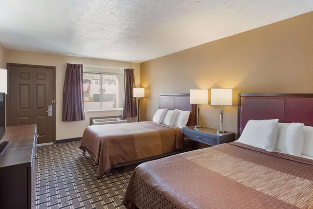 غرفة بسريرين مزدوجين بحوض استحمام لذوي الإعاقة، SureStay Hotel by Best Western Summersville 1/8