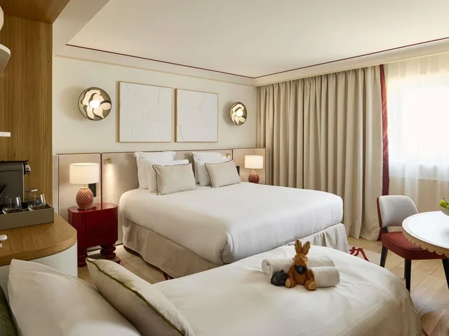 غرفة ديلوكس عائلية بسرير كينج بإطلالة على المدينة مع أريكة، Grand Hotel Roi Rene Aix - MGallery Collection 1/2