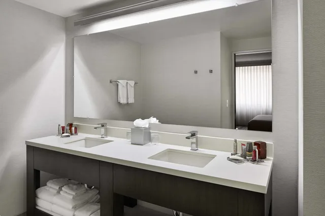 Room, 2 Double Beds, Columbus Marriott Northwest 2/5
