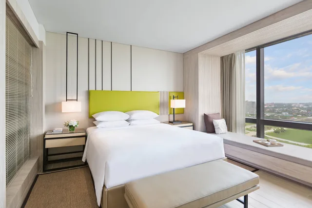 1 Bedroom, Junior Suite, King Bed, City View, Courtyard Iloilo 1/4