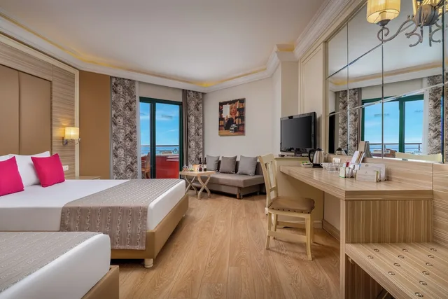 غرفة قياسية بسرير كوين بإطلالة جزئية على البحر، Delphin Deluxe Resort 2/10