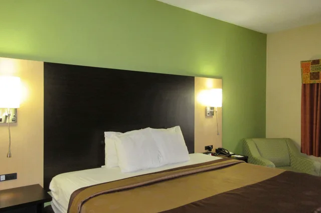 جناح بسرير كينج مع أريكة، Quality Inn & Suites Benton Harbor - St. Joseph 1/2