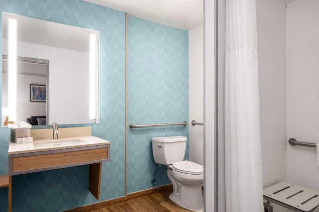 جناح ديلوكس بسرير كينج بغرفة نوم واحدة مع أريكة لذوي الإعاقة، Hilton Garden Inn West Palm Beach Airport 5/6