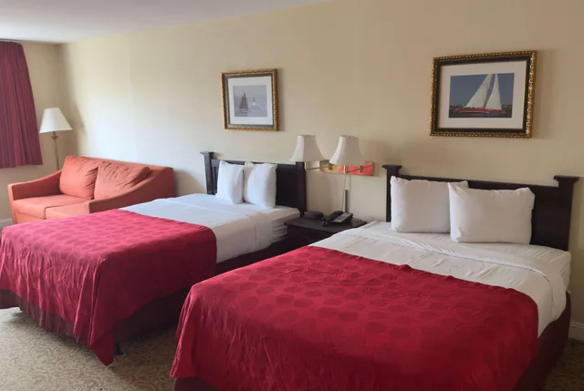 جناح بسريرين مزدوجين وسرير كينج بغرفتي نوم، Ramada by Wyndham Seekonk Providence Area 2/4