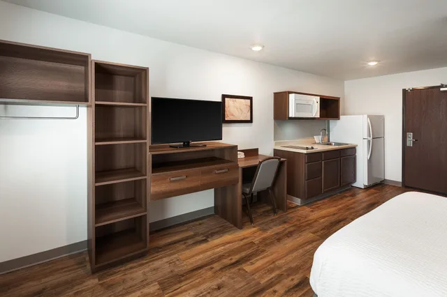 غرفة بسرير كوين بحوض استحمام لذوي الإعاقة، WoodSpring Suites Lackland near Sea World 2/5