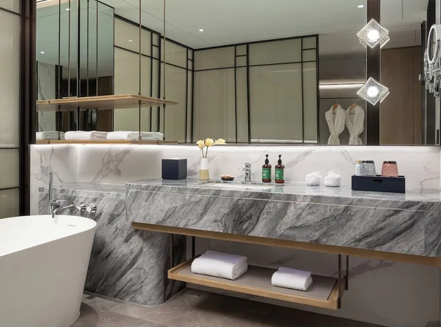 غرفة بريميوم بسرير كينج بإطلالة على النهر، Crowne Plaza Huaihua by IHG 3/4