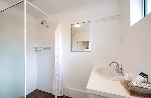 شقة بسرير كوين وسريرين منفصلين بغرفتي نوم، Albany Motel And Apartments 4/4