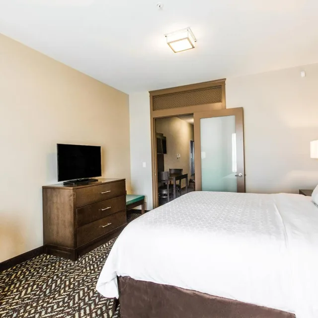 جناح بسرير كينج بمطبخ صغير، Holiday Inn Express & Suites Spruce Grove - Stony Plain 2/6
