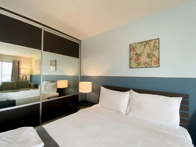 غرفة بسرير كوين بشرفة، Sathorn Terrace Apartment 1/2