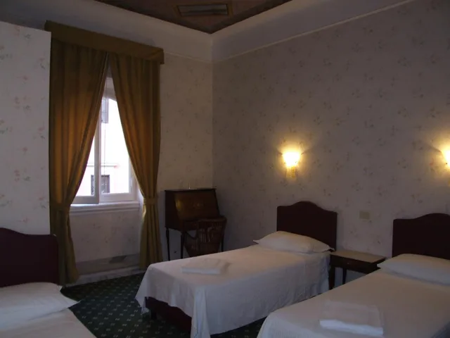 غرفة ثلاثية بحمام مشترك، Hotel Texas 2/4