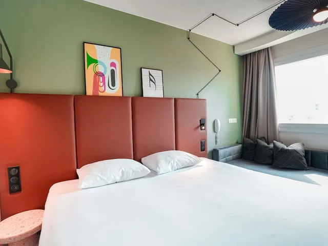 غرفة قياسية ثلاثية بسرير مزدوج وسرير فردي، Ibis Martigues 1/10