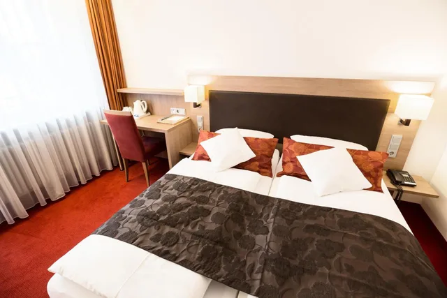 Room, Triple, King Bed, Hotel Weisses Ross 1/6