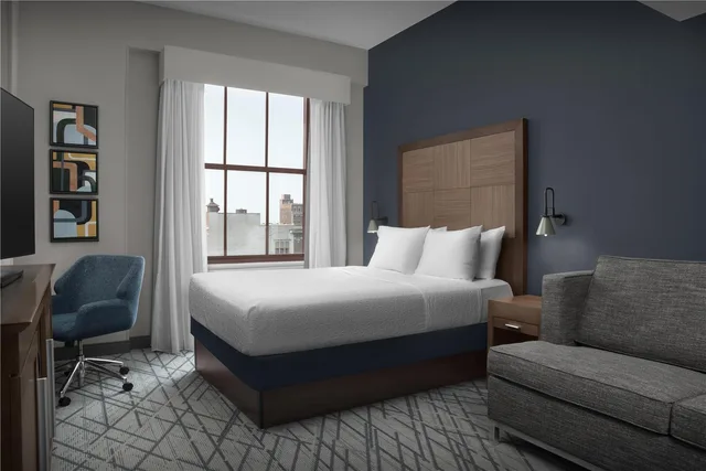 غرفة بسرير كوين مع أريكة، Hampton Inn Indianapolis Downtown Across From Circle Centre 3/6
