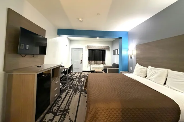 غرفة بسرير كينج بمطبخ صغير للمدخنين، Hotel Royale IAH Airport North Houston I-45 3/7