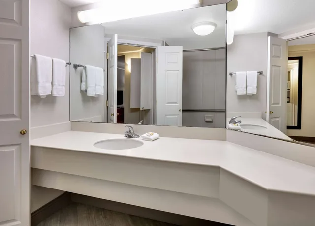 غرفة بسرير كينج، La Quinta Inn & Suites by Wyndham Dallas - Addison Galleria 4/4
