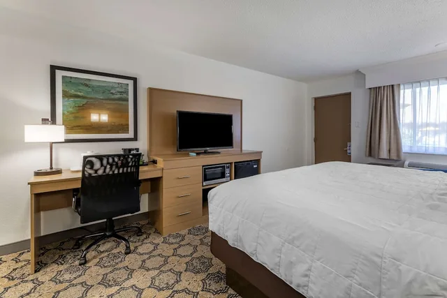 Standard, King Bed, Courtyard View, Best Western Palm Beach Lakes 6/8