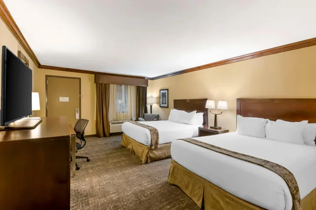 Upstairs, 2 Queen Beds, Pet Friendly، Best Western Plus Raton Hotel 3/4