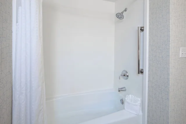 جناح بسرير كينج بغرفة نوم واحدة مع أريكة، Holiday Inn Express Hotel Suites Oakland Airport 5/5